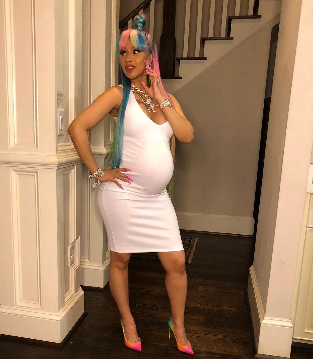 Resmi Jadi Ibu, Ini 10 Potret Kehamilan Cardi B yang Sensasional