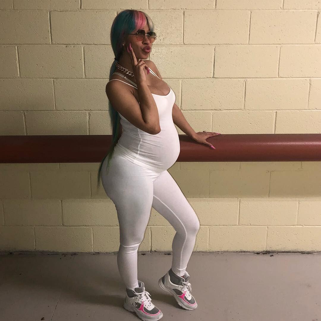 Resmi Jadi Ibu, Ini 10 Potret Kehamilan Cardi B yang Sensasional