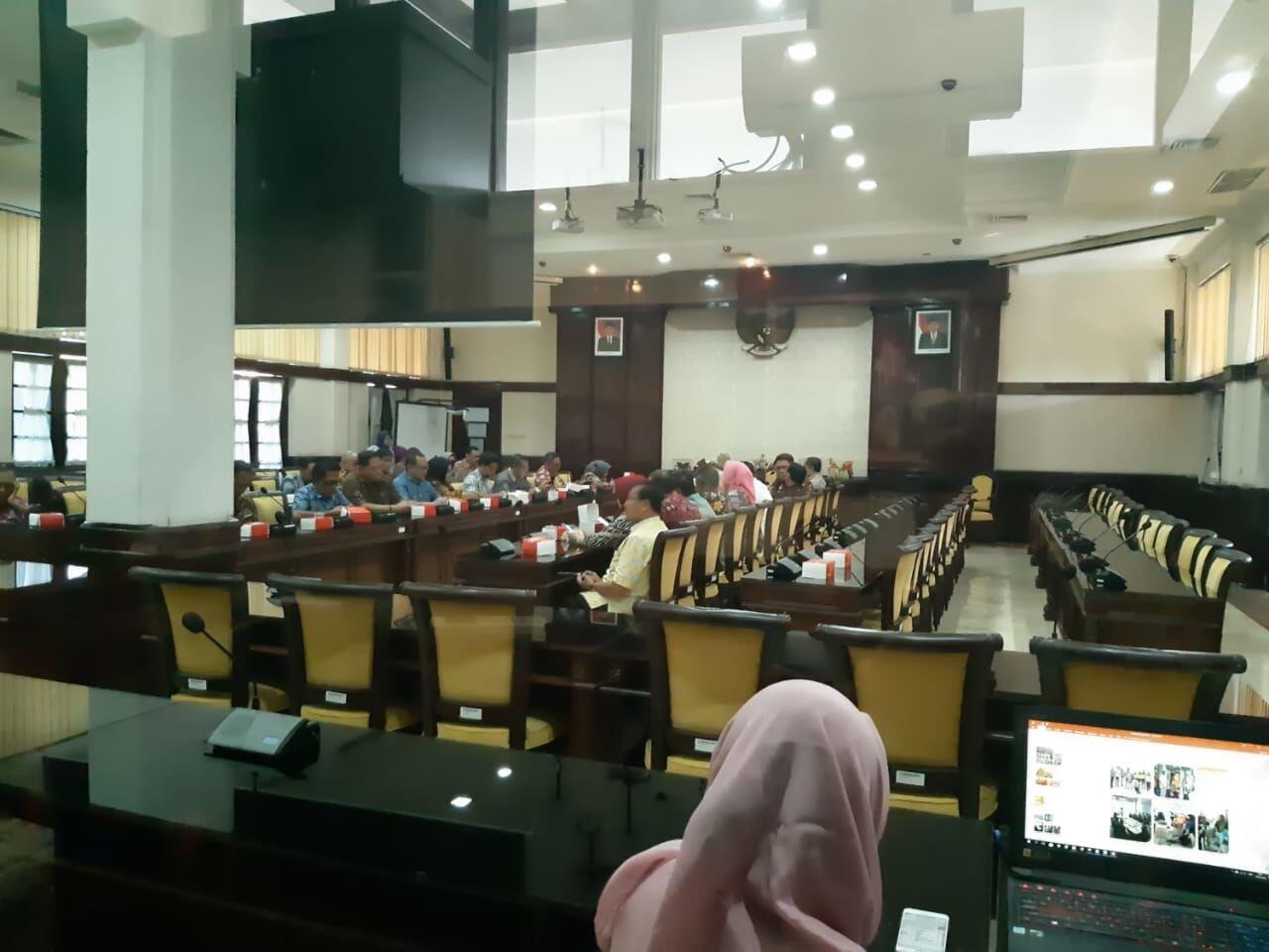 Kumpulkan Camat, Risma Tanyakan e-KTP yang Tertahan Dua Tahun