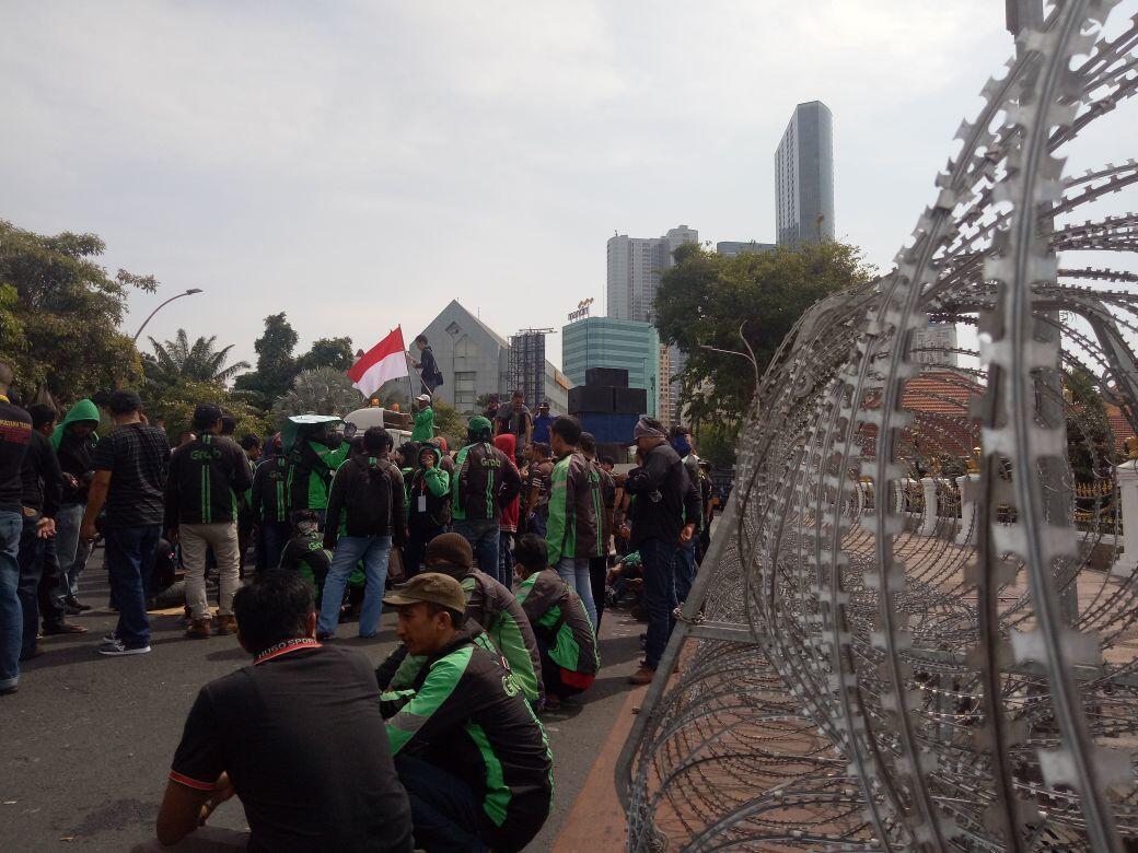 Permasalahkan Tarif, Pengemudi Ojek Daring Geruduk Grahadi