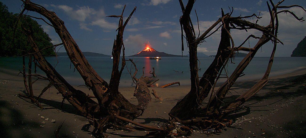 Berstatus Waspada, Ini 10 Potret Pesona Keindahan Gunung Krakatau