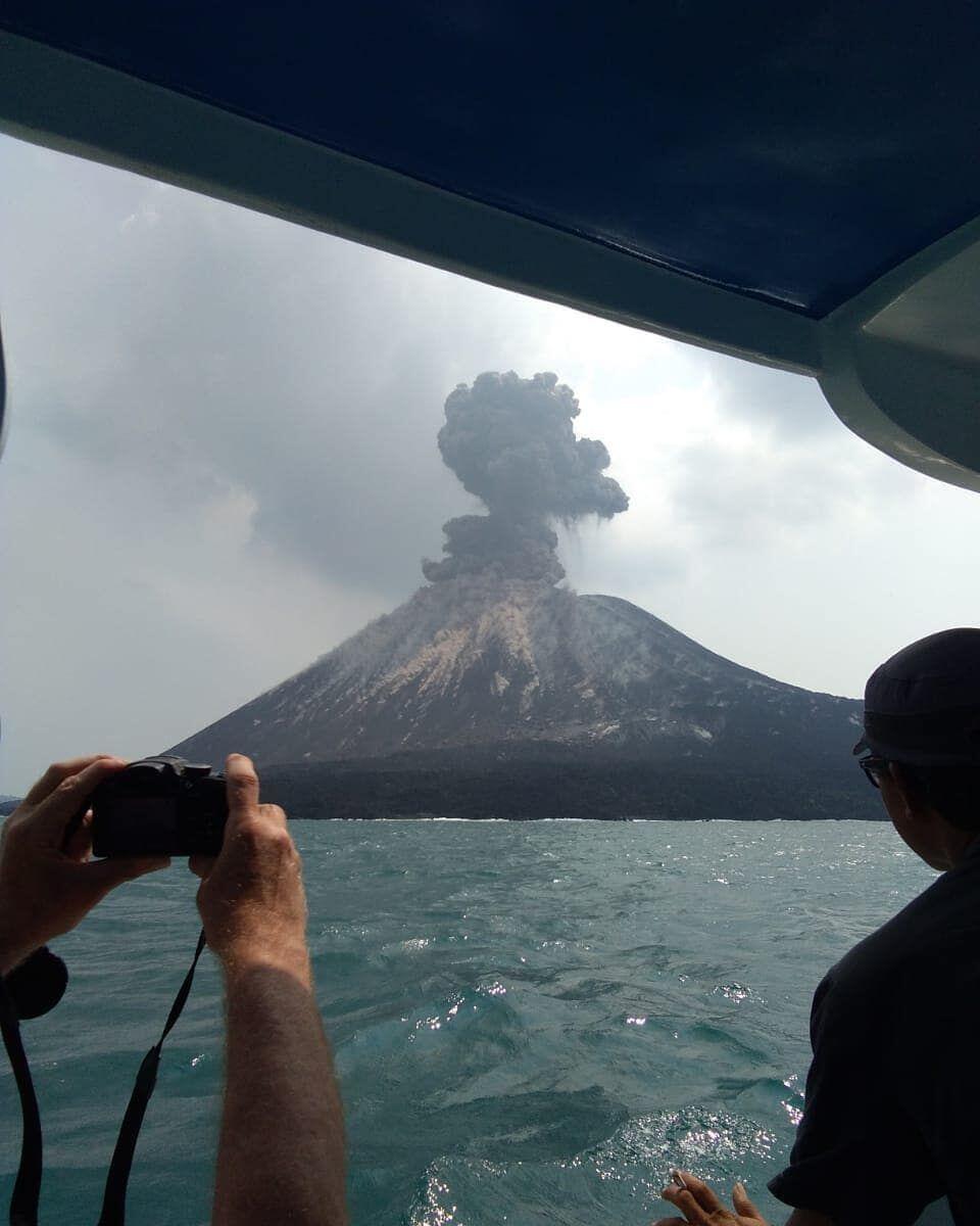 Berstatus Waspada, Ini 10 Potret Pesona Keindahan Gunung Krakatau