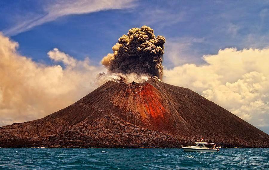 Berstatus Waspada, Ini 10 Potret Pesona Keindahan Gunung Krakatau