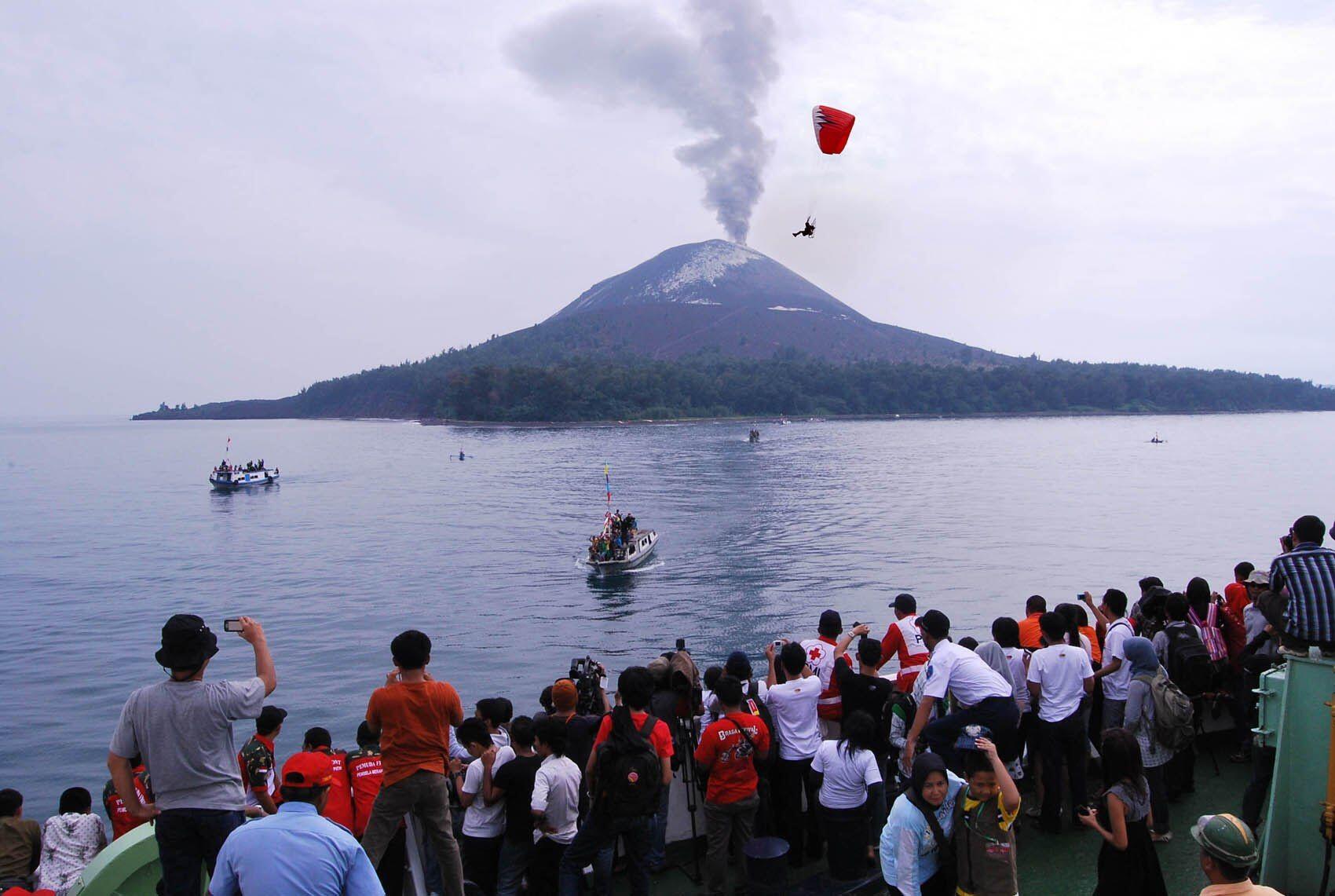 Berstatus Waspada, Ini 10 Potret Pesona Keindahan Gunung Krakatau