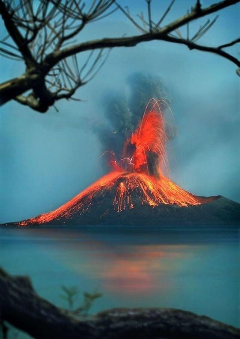 Berstatus Waspada, Ini 10 Potret Pesona Keindahan Gunung Krakatau