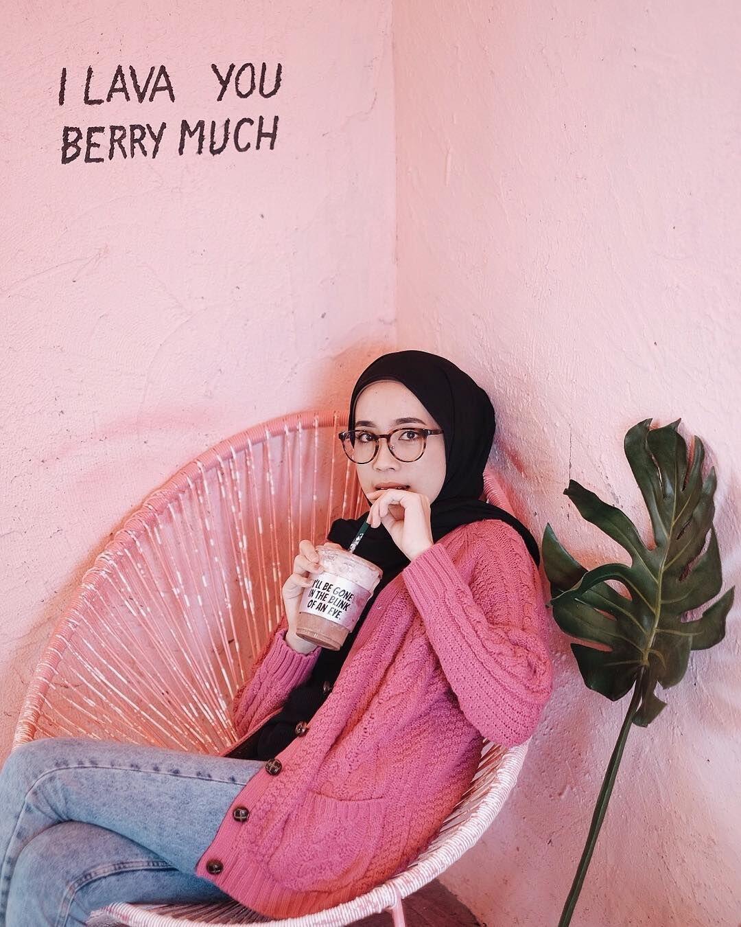 10 Gaya Outerwear ala Selebgram Rizky Amelia, Sederhana tapi Keren!