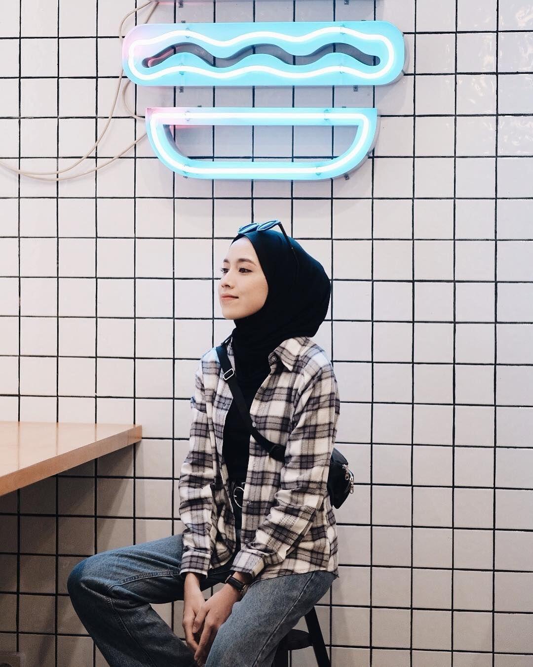10 Gaya Outerwear ala Selebgram Rizky Amelia, Sederhana tapi Keren!
