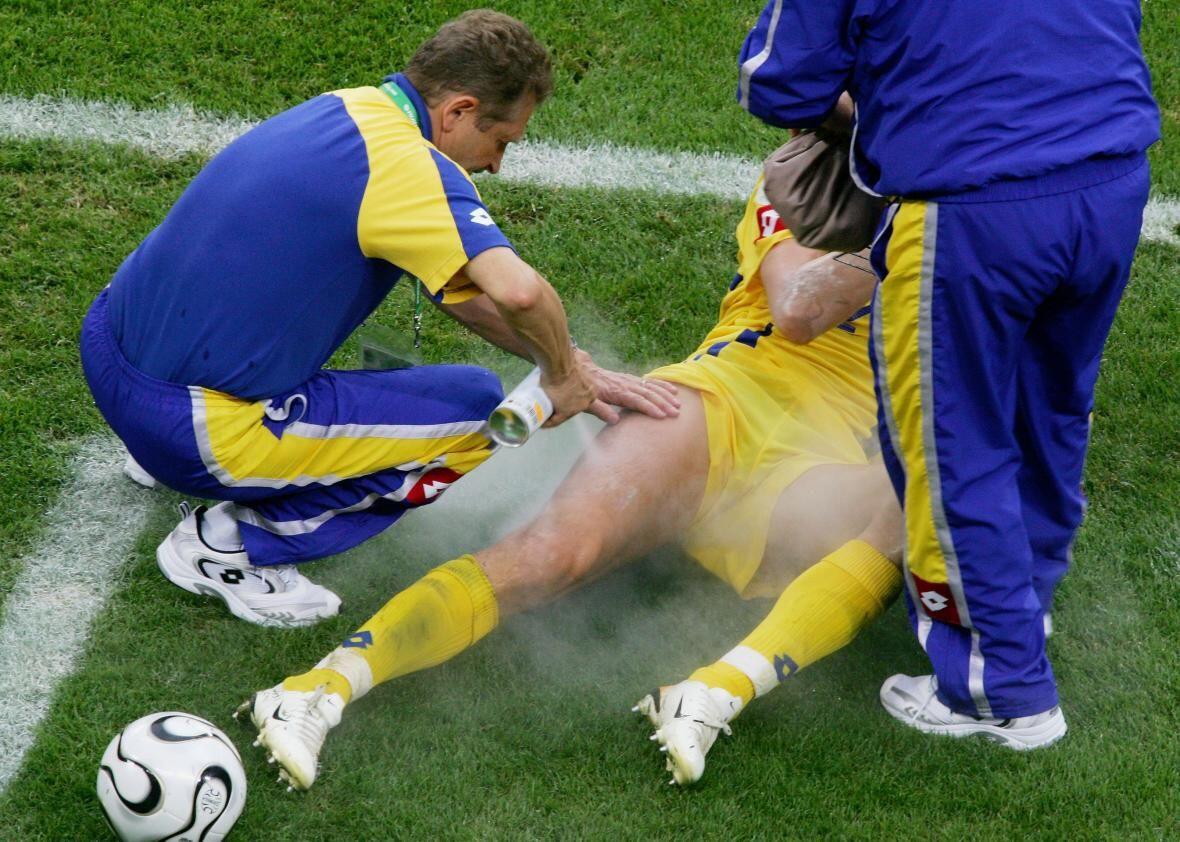 Berbahaya, Ini Kandungan Magic Spray yang Dipakai Tim Medis Sepak Bola
