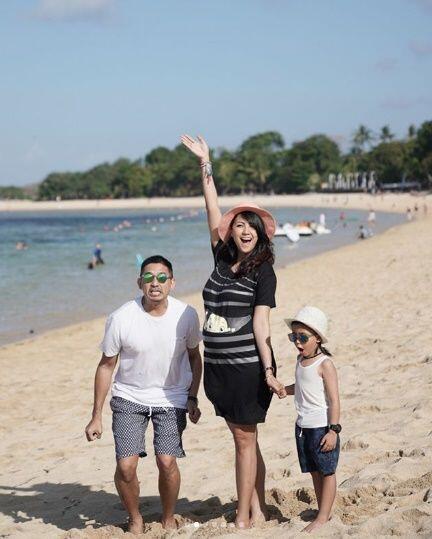 Babymoon Sekaligus Liburan, 10 Potret Seru Keluarga Ryan Delon di Bali