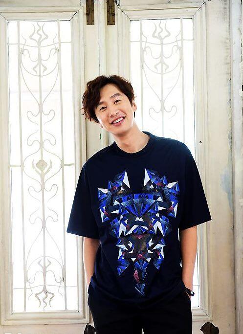 8 Inspirasi Gaya Kasual ala Lee Kwang Soo, Pas Buat Cowok Jangkung!