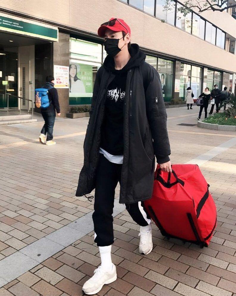8 Inspirasi Gaya Kasual ala Lee Kwang Soo, Pas Buat Cowok Jangkung!