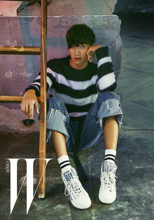 8 Inspirasi Gaya Kasual ala Lee Kwang Soo, Pas Buat Cowok Jangkung!