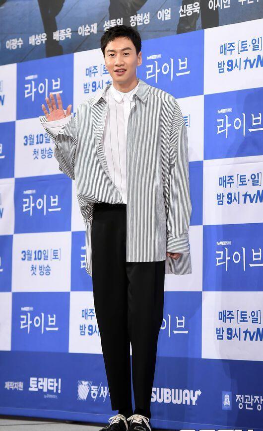 8 Inspirasi Gaya Kasual ala Lee Kwang Soo, Pas Buat Cowok Jangkung!