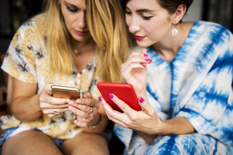 6 Perilaku di Sosial Media yang Pasti Kamu Lakukan Saat Punya Gebetan