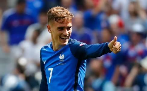 Mengapa Pemain Sepak Bola Meludahkan Minumannya? Ini Penjelasannya