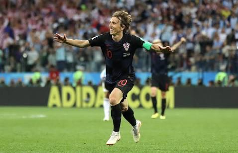 Mengapa Pemain Sepak Bola Meludahkan Minumannya? Ini Penjelasannya