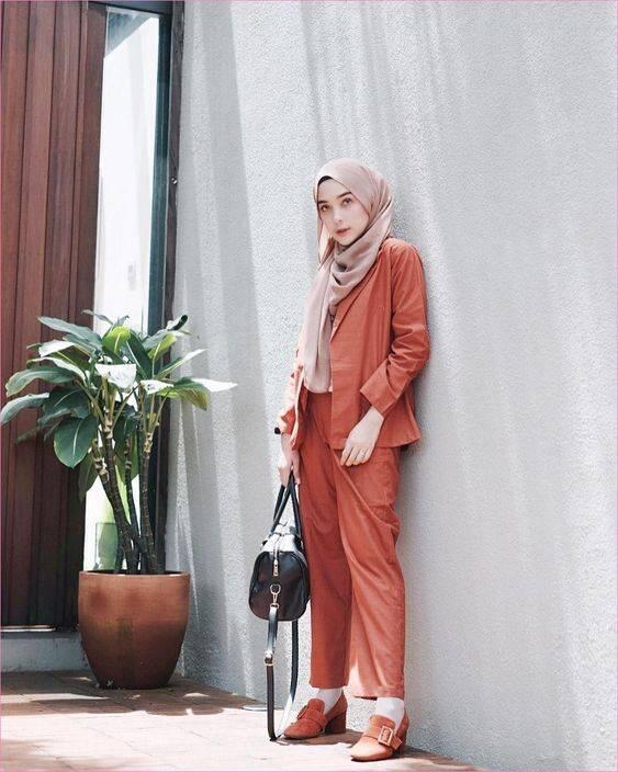 Nggak Kelihatan Cupu dan Anti Bau, Style dengan Kaus Kaki Ini Buatmu Jatuh Hati