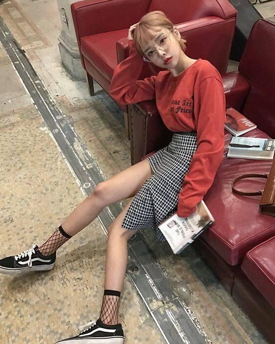Nggak Kelihatan Cupu dan Anti Bau, Style dengan Kaus Kaki Ini Buatmu Jatuh Hati