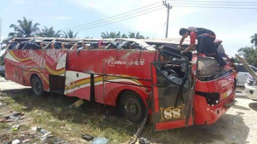 Sadis! Sopir Ngantuk, Bus Terbalik