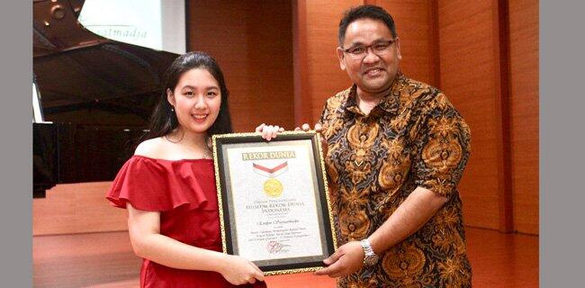 Evelyn Catatkan Rekor Pianis Termuda Memainkan "12 Spanish Dances"