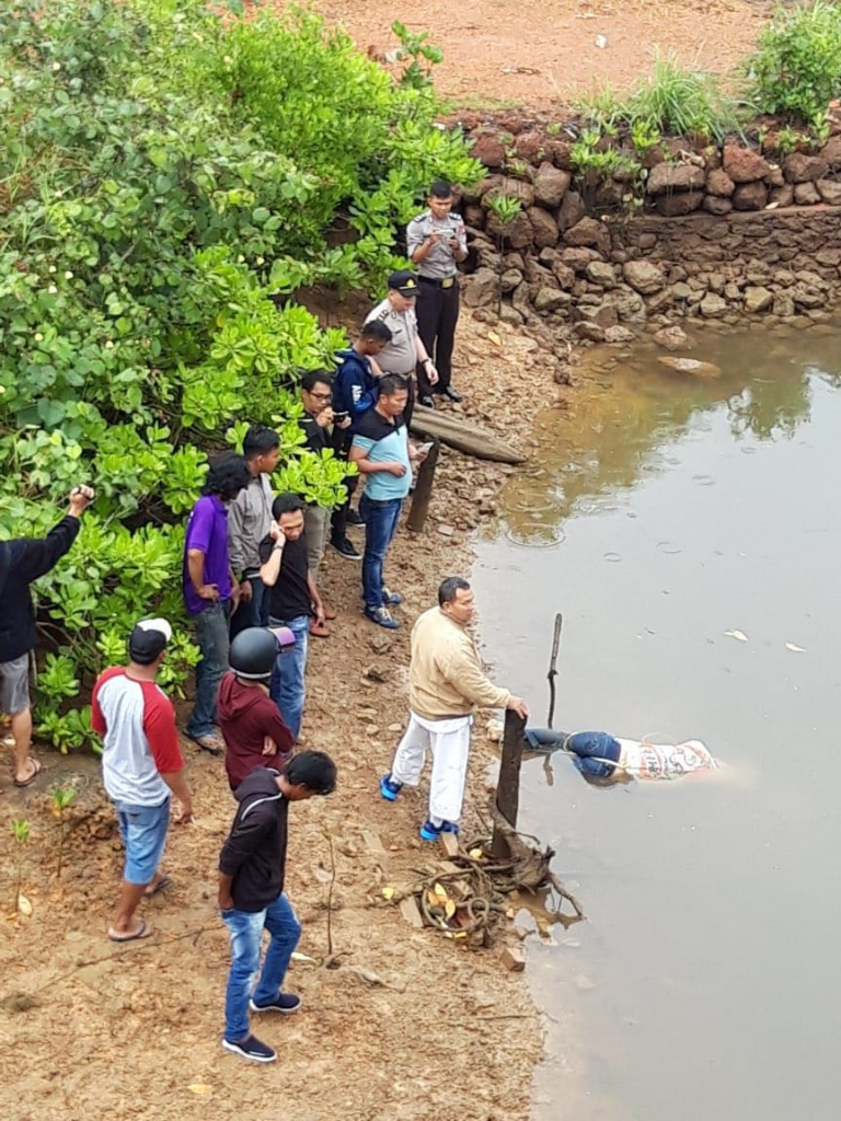 Sosok Mayat Mengambang Dibawah Jembatan Dompak - Tanjungpinang