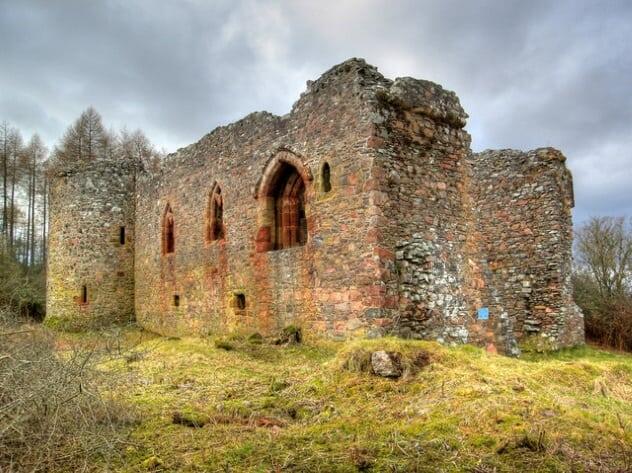 Horror-horror legendaris yang beredar di Skotlandia. Kastilnya ngeri sih.