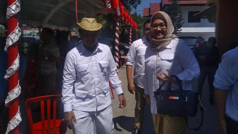 Gaya Nyentrik Daeng Aziz 'Bos Kalijodo' Daftar Caleg Gerindra