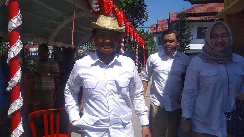 Gaya Nyentrik Daeng Aziz 'Bos Kalijodo' Daftar Caleg Gerindra