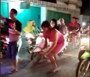 
Demi Nazar, Dinar Candy Buka Baju sampai Pemuda Ini Ngepel Jalan sampai Koramil