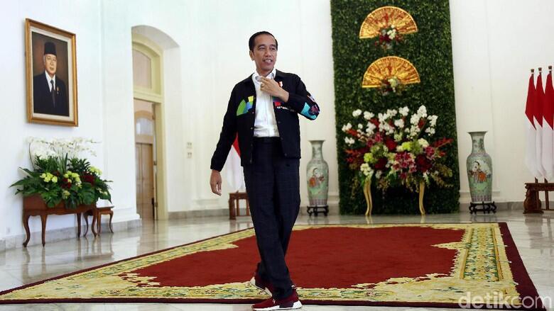 Gaya Jokowi Pakai Sepatu Sneaker Merah dan Jaket Asian Games