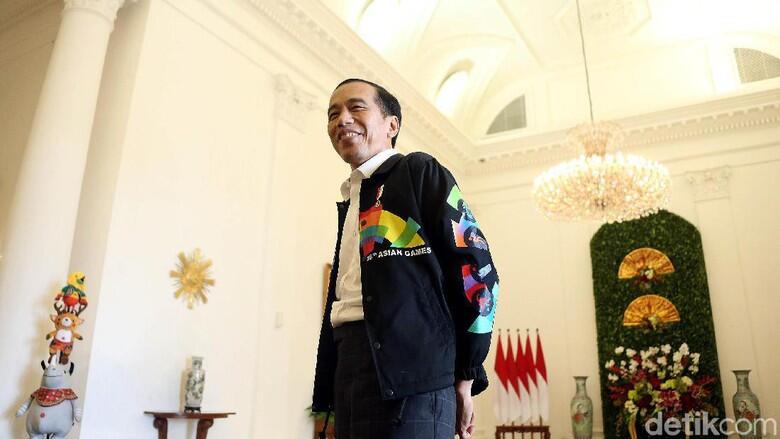 Gaya Jokowi Pakai Sepatu Sneaker Merah dan Jaket Asian Games