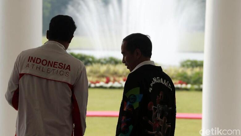 Gaya Jokowi Pakai Sepatu Sneaker Merah dan Jaket Asian Games