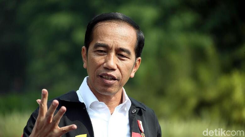 Gaya Jokowi Pakai Sepatu Sneaker Merah dan Jaket Asian Games