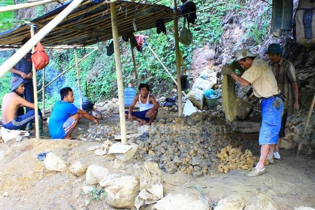 4 Daerah di Indonesia ini gunungnya mengandung emas