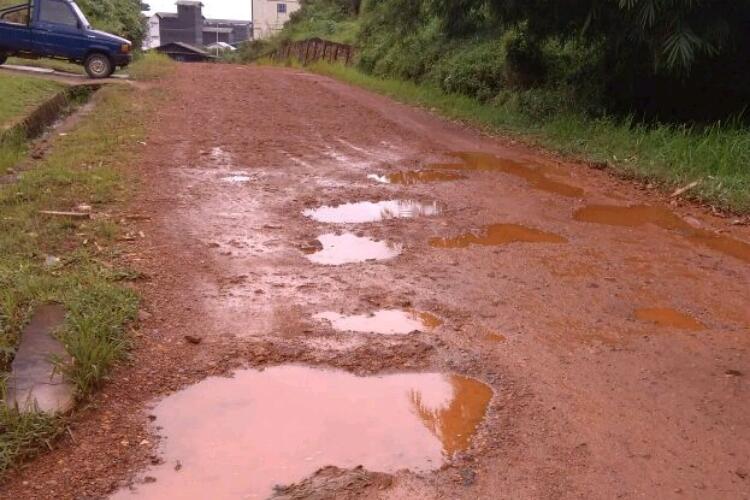 Prihatin! Jalan Tanah Sepanjang 50 Meter Ini Tak Kunjung Diaspal