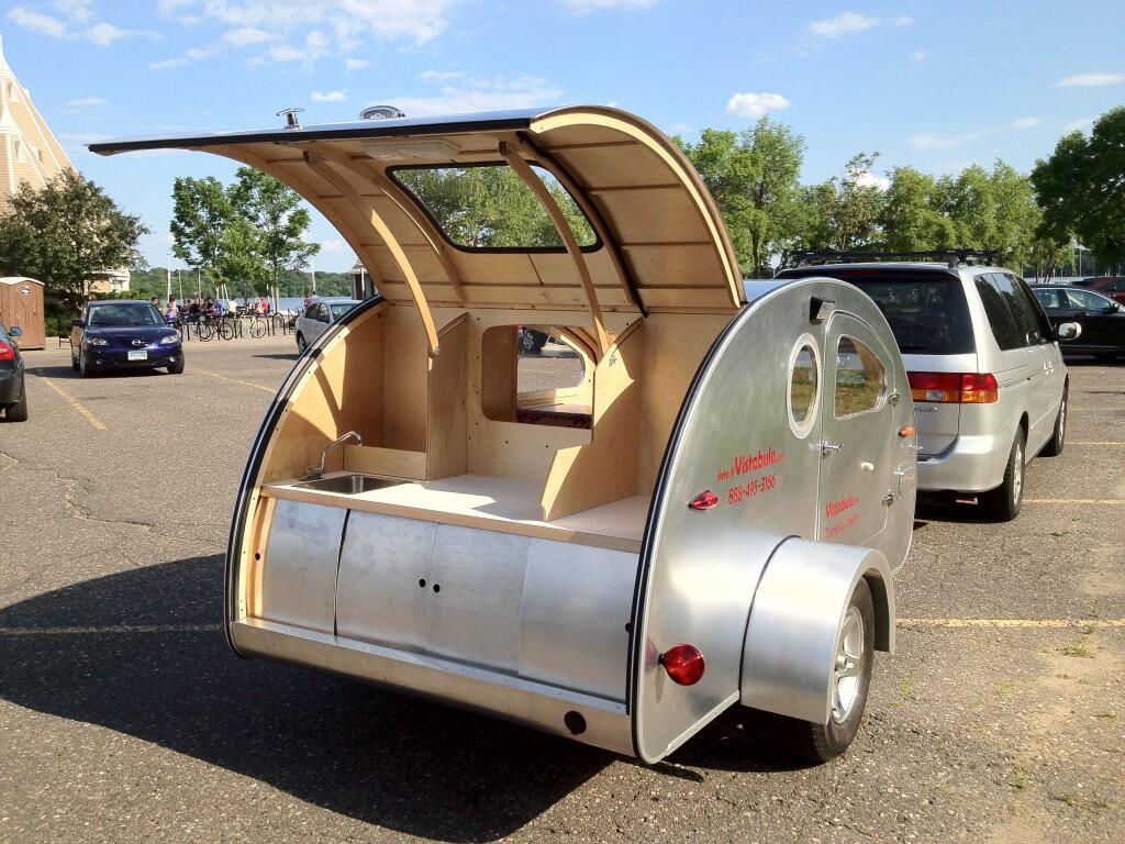 My teardrop. Прицеп капля тирдроп. Teardrop прицеп. Раскладной прицеп. Открытый тент трейлера.