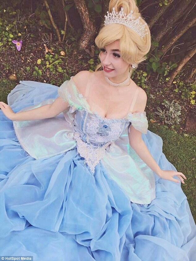 Cantik dan Anggun, Inilah Cosplay Elsa dan Cinderella Dunia Nyata