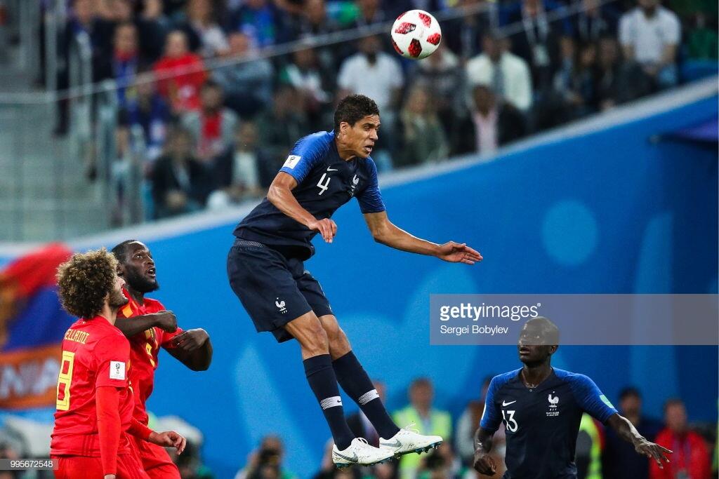 Varane dan Citra Elegan Bek Modern