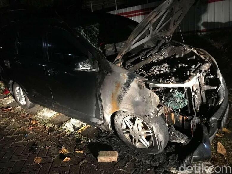 Mobil MPV Neno Warisman Terbakar di Depan Rumah