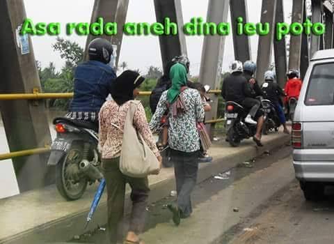 Foto Kocak Ini Menunjukkan Dunia Sudah Terbalik