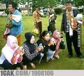 Foto Kocak Ini Menunjukkan Dunia Sudah Terbalik