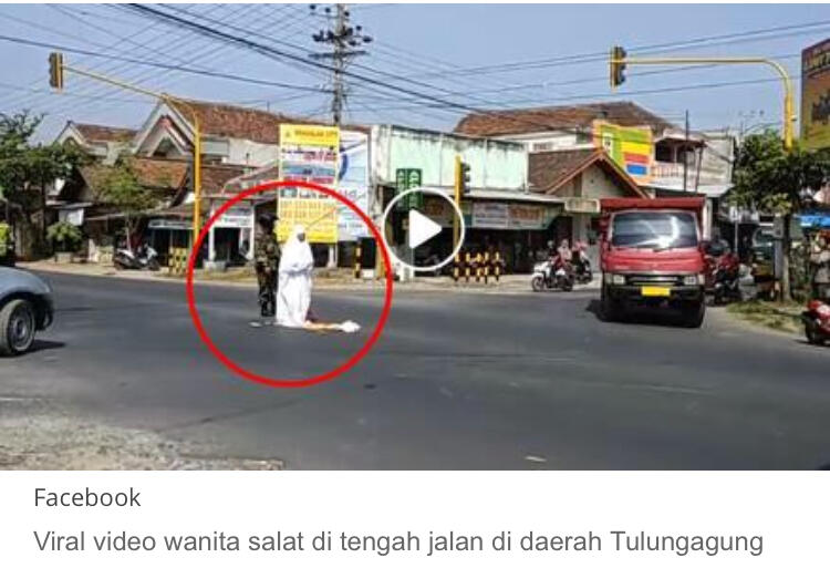 Video Viral Wanita Salat di Tengah Jalan, Bikin Pengendara Melakukan Ini