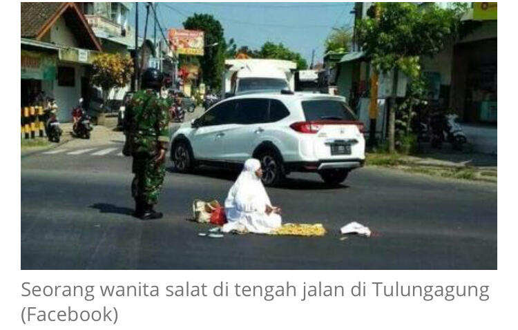 Video Viral Wanita Salat di Tengah Jalan, Bikin Pengendara Melakukan Ini