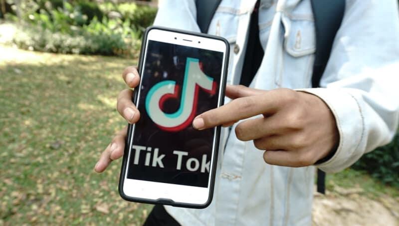 Asyik Joged Tik Tok, Kedua Gadis Remaja ini Dipukul Emaknya Pakai Sandal