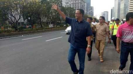 Anies Foto-foto Pengerjaan Trotoar di Sepanjang Sudirman