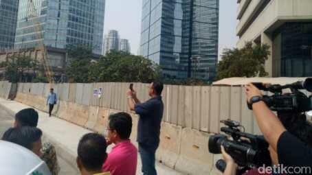 Anies Foto-foto Pengerjaan Trotoar di Sepanjang Sudirman