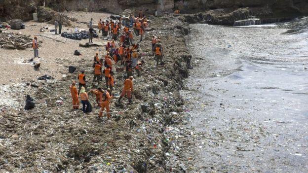 Berton-ton Sampah Menyelimuti Pantai di Republik Dominika
