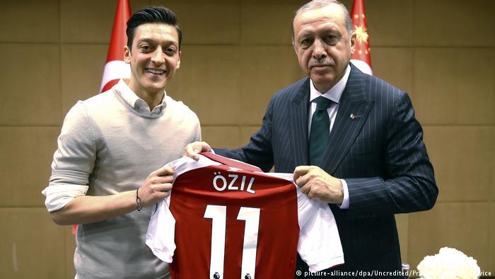 Ozil Pensiun dari timnas Jerman karena foto sama presiden turki