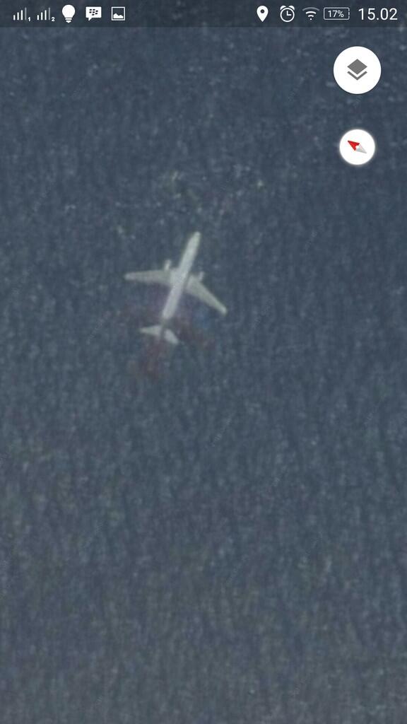 Nemu ini di google maps (apakah ini bangkai pesawat MH370) atau pesawat lewat