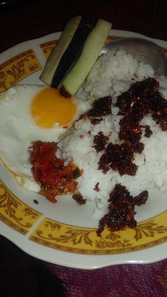 Bertahan Hidup Ala Anak Kost, nasi, telor ½ mateng, sambel, serundeng.